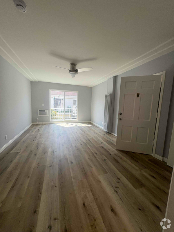 Building Photo - 314 N Ogden Dr Unit Upstairs Rental