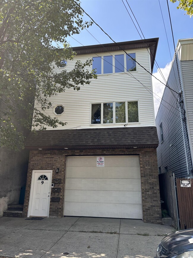 Building Photo - 9 Meadow St Unit 2 Rental