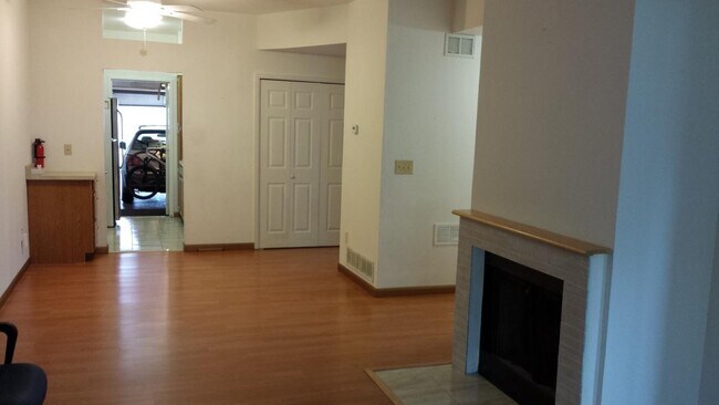 Cocina 1 al garaje - 7477 Singing Hills Dr Unidad F101