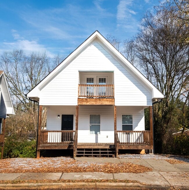 Building Photo - Prime UGA Location! 4BR + Bonus & Private Porch