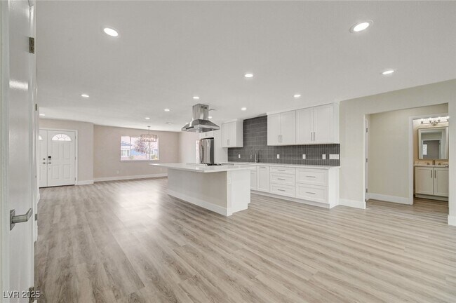 Photo - 3164 E Desmond Ave Casa