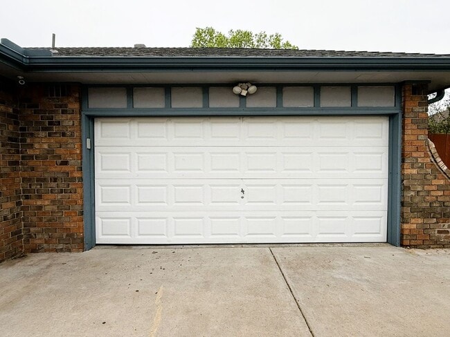 Photo - 4 bedroom home with 2 Garages, Finished Basement & Fenced Yard