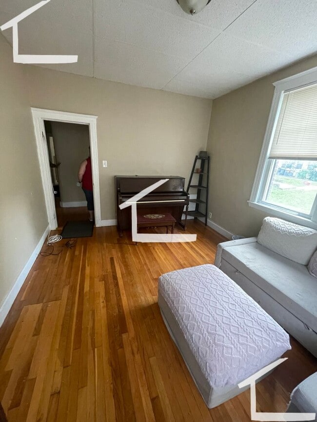 Building Photo - Brighton 2 Bedroom | Hardwood Floors | Laundry on site | Near Boston College & Whole Foods