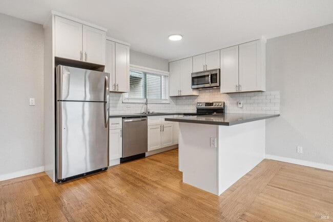 Building Photo - 785 Taft St Unit 10 Rental