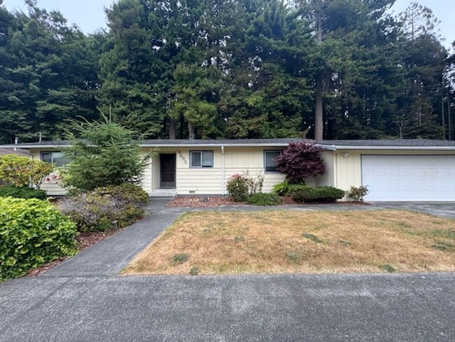 Building Photo - Well located, 4/2, Redwood views Rental