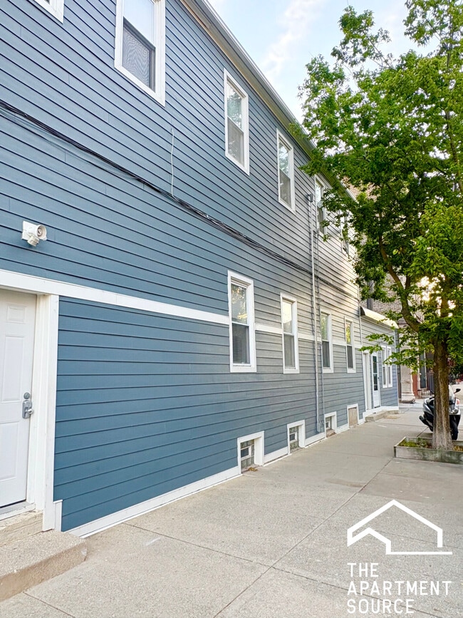 Building Photo - 1900 S Throop St Unit 9