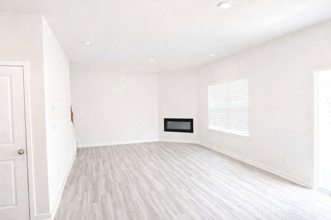 Photo - 116 Windstone Cmn Ln