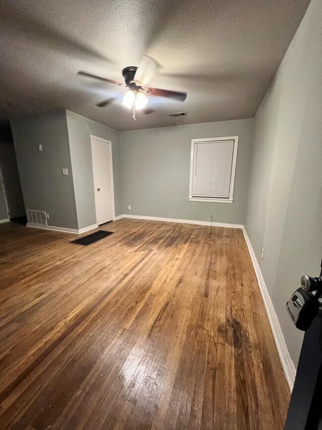 Photo - 107 E Comay Cir