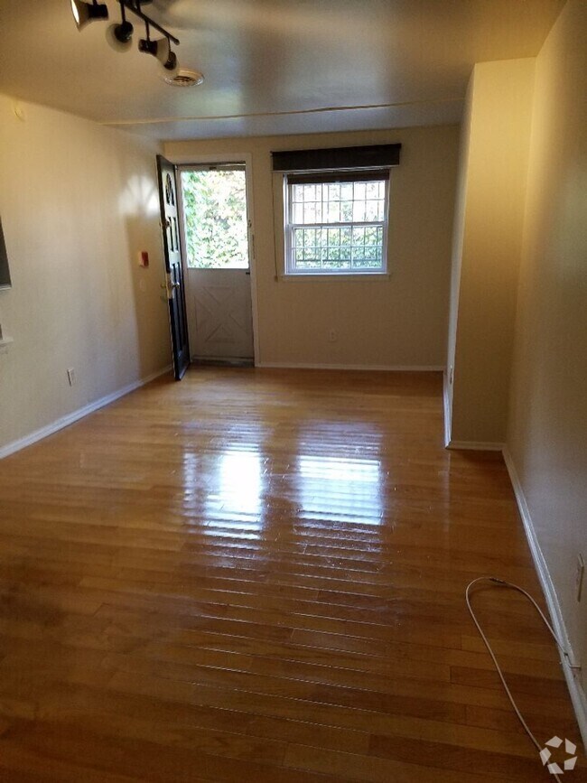 Building Photo - Spacious 1 BR w/ Private Entrance & Renova... Unit #B Rental