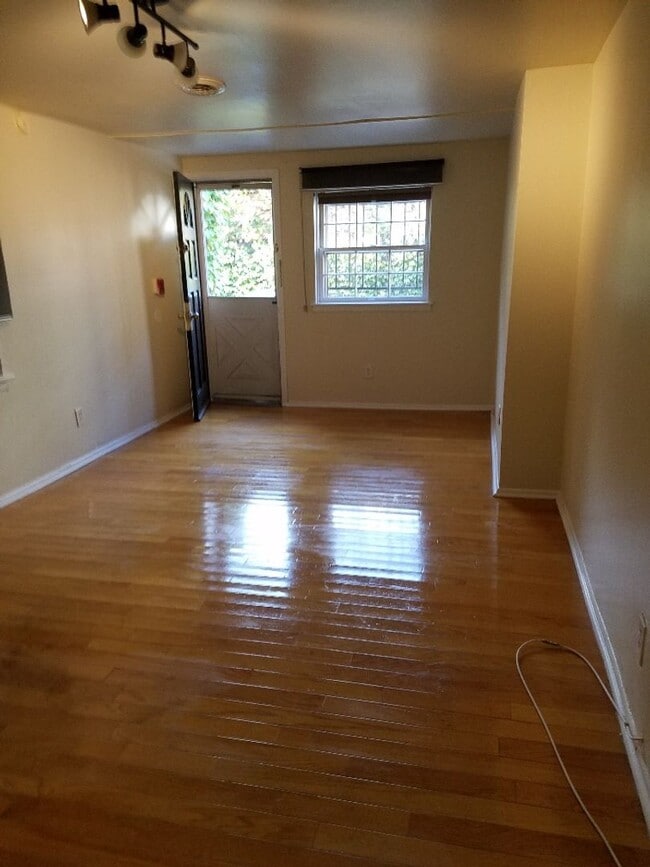 Spacious 1 BR w/ Private Entrance & Renova... - Spacious 1 BR w/ Private Entrance & Renova... Apartment Unit #B