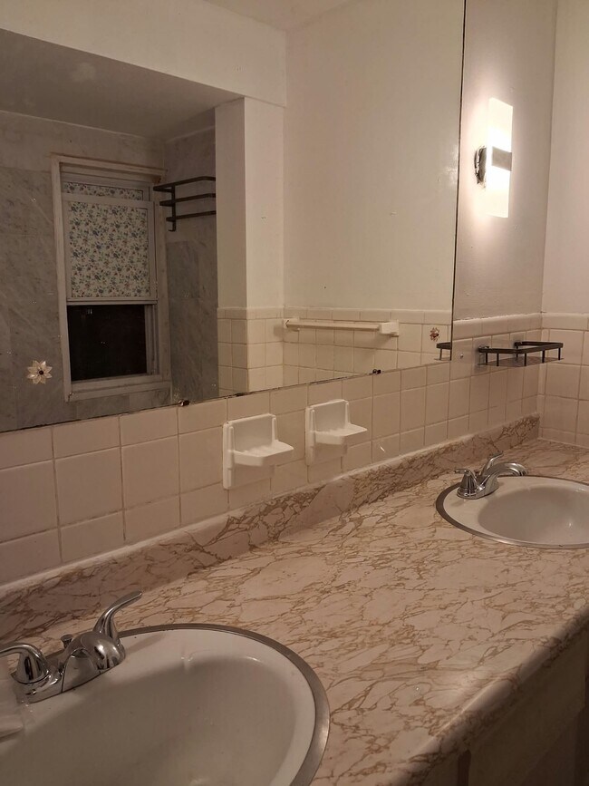 1260 W 67th St Unit 2
