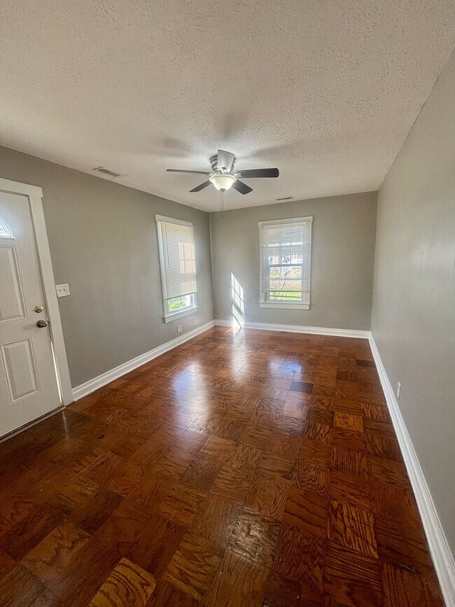 Photo - 615 Dresden Ave