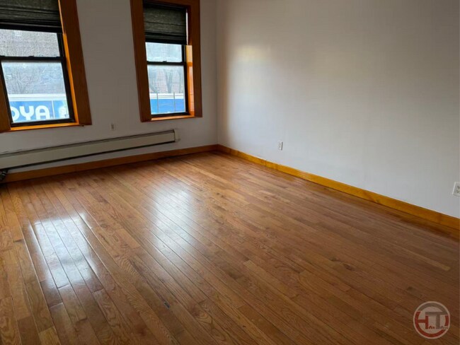 Photo - 1858 Archer St