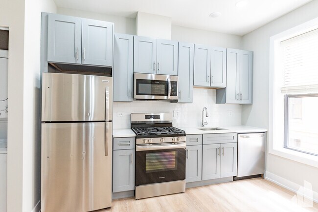 Building Photo - 438 W Belden Ave Unit 13