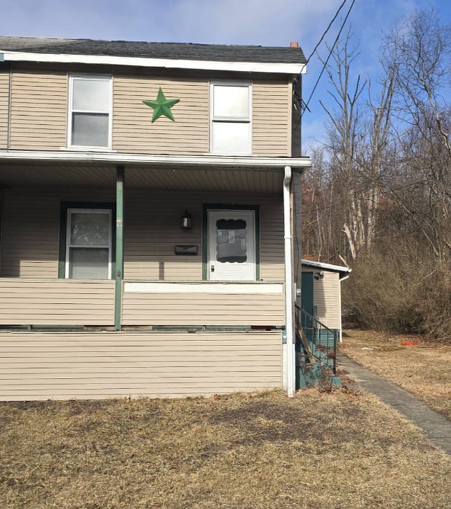 Building Photo - Charming 2 Bed / 1 Bath Single Family Home in Lansford with Front Porch & Yard!