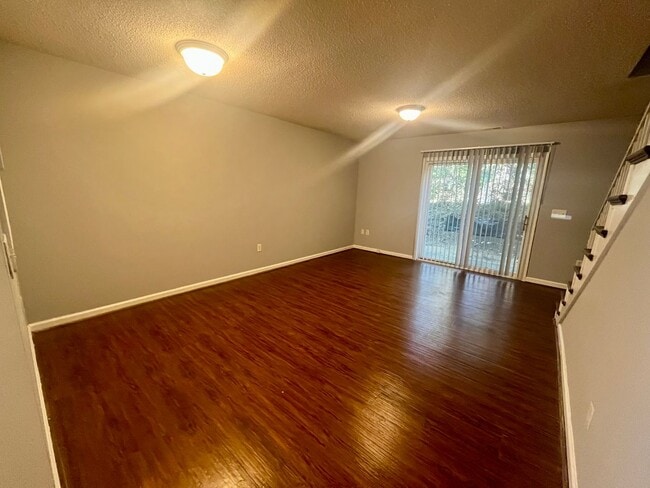 Building Photo - 2 Bedroom 1.5 Bath Townhouse