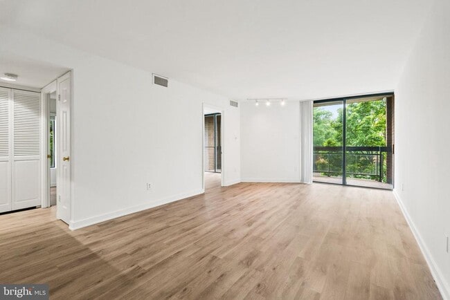 Building Photo - 601 24th St NW Unit 306 Rental