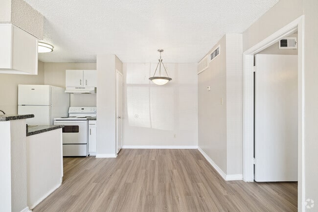 1BR, 1BA - 553SF - Dining Room