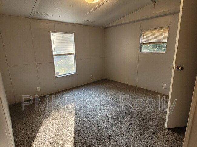 Photo - 4674 Mayflower St