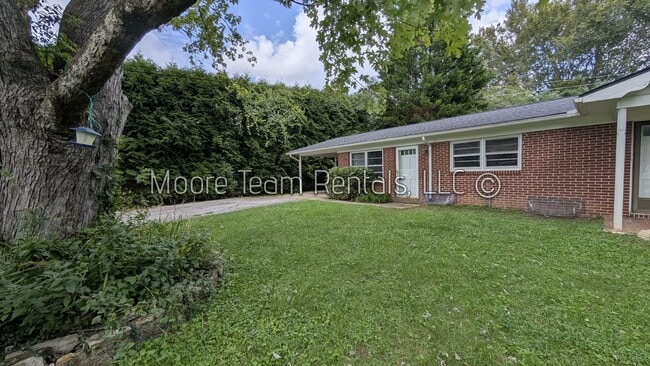 Building Photo - 2/1 Apt - Carport