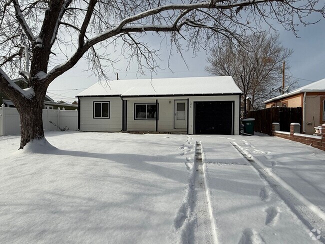 Building Photo - 2 Bedroom 1 Bath Large Back yard, Garage, ... Rental