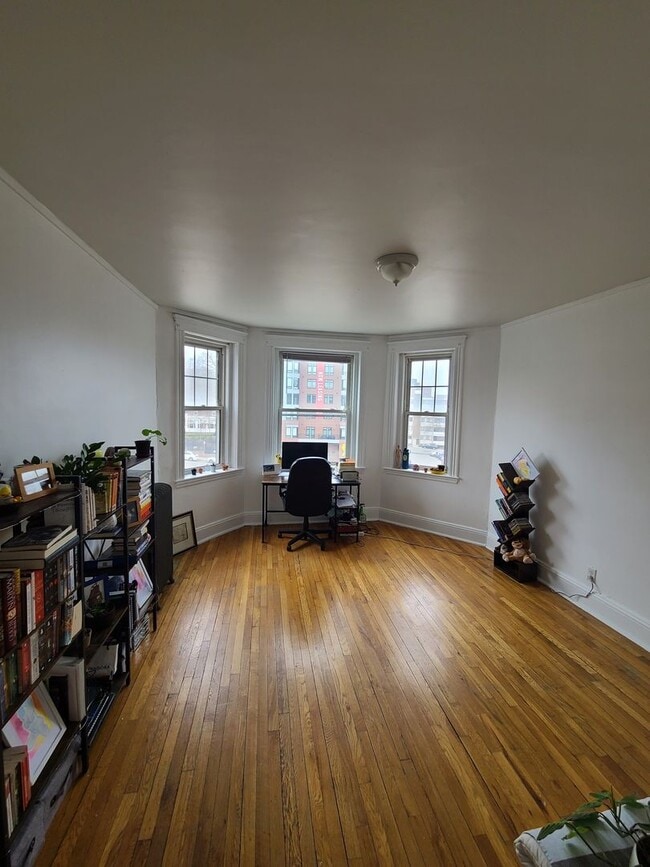 Building Photo - 1BR/1Bth unit. Great location, Right on T, Heat/Hot Water included