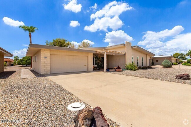 Building Photo - Large 2 Bedroom, Den and Office Sun City H... Rental