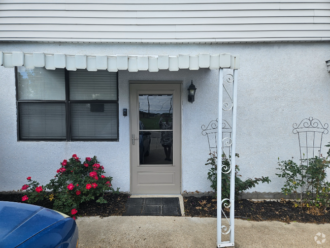 Building Photo - 302 W Red Bird Ln Rental