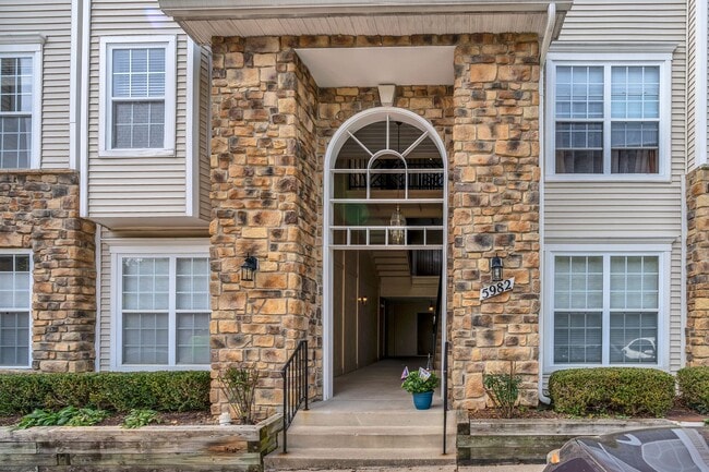 Building Photo - Luxurious 2 Level 2 Bedroom + Den 3 Bathro... Rental