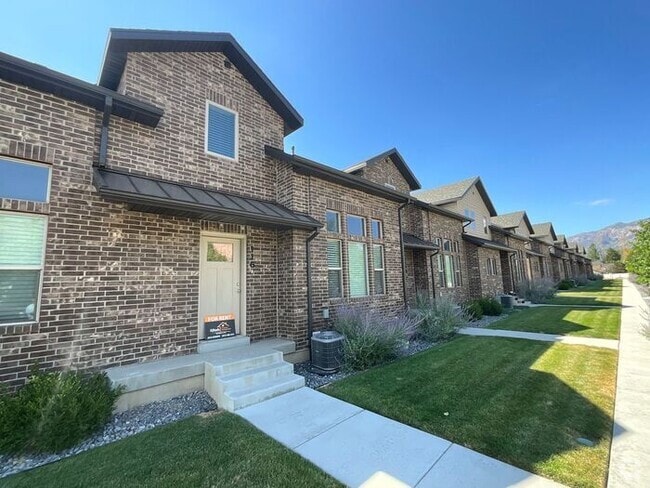 Building Photo - 2 bedroom 2 1/2 bath 2 car garage small do... Rental