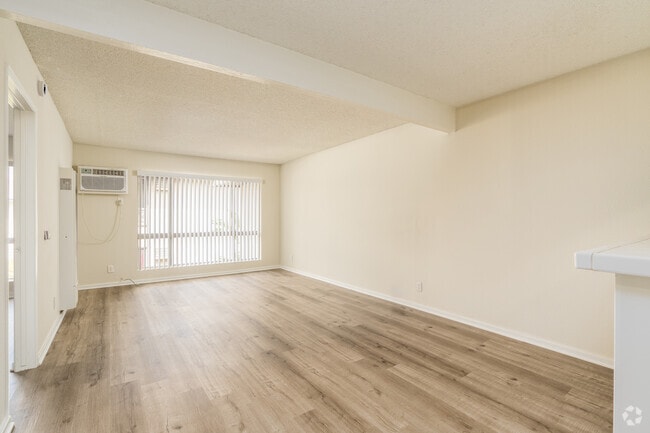 1BR, 1BA - 670SF - Living Room