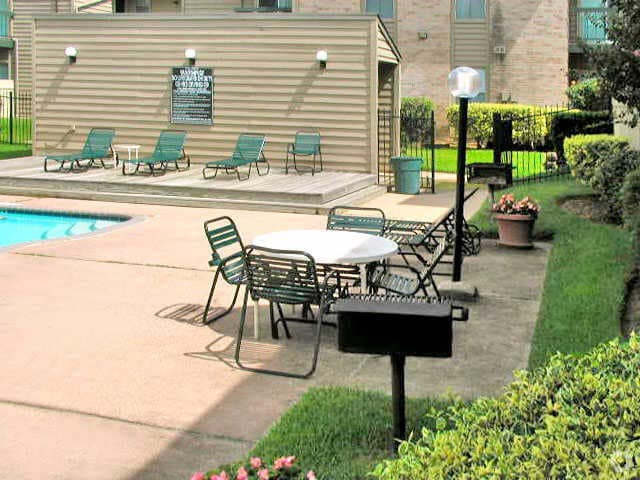 Pool - Bayou Bend Apartments