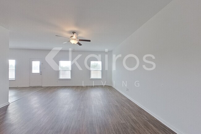 Photo - 946 Shady Brk