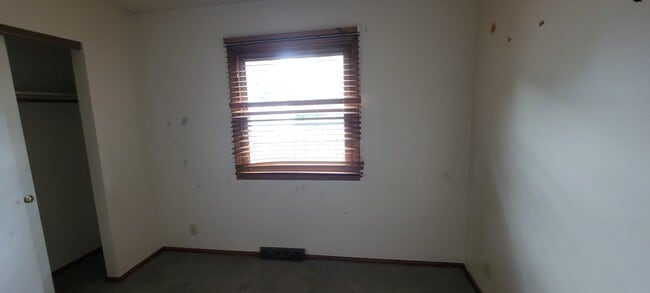 Building Photo - 5857 S Indiana Ave Unit Lower Rental