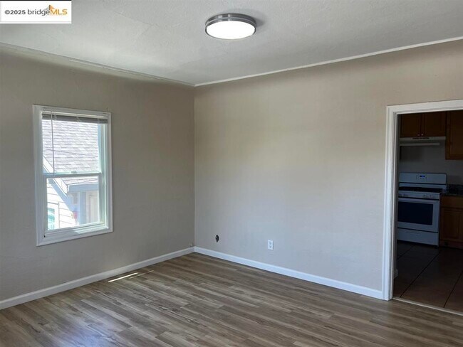 Photo - 449 E 9th St