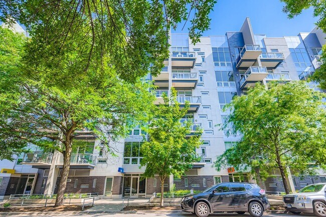 Building Photo - 1124 W Adams St Unit 3W Rental