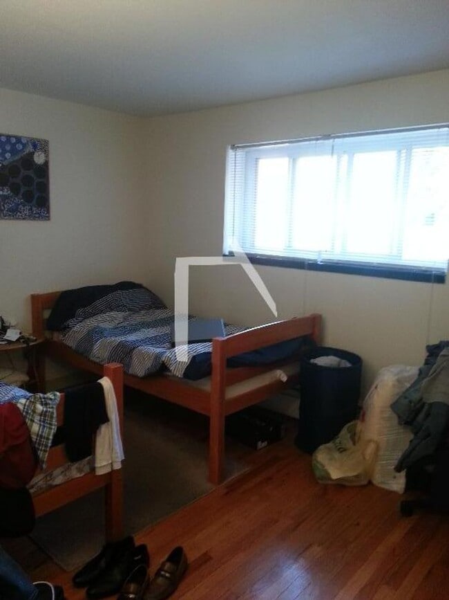 Photo - 245 Kelton St