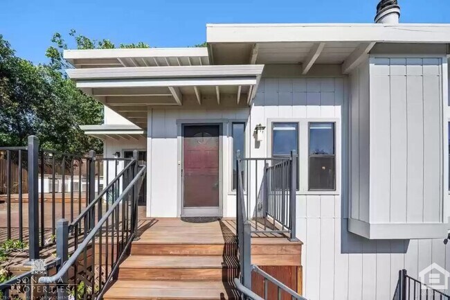 Photo - Beautiful 4bd/3.5ba Updated Custom House with Valley Views