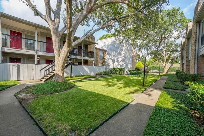 Building Photo - 2110 Wilcrest Dr Unit 138