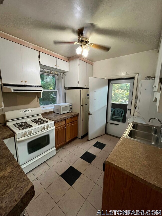 46 Park Vale Ave Unit 3