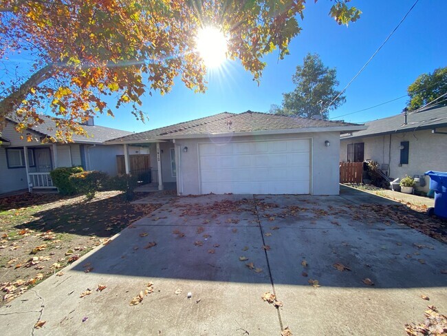 Building Photo - MOVE-IN BONUS: Adorable Updated Home with ...