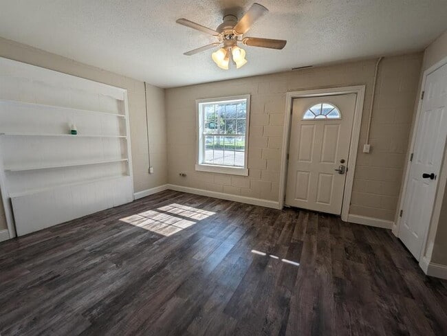 Building Photo - 702 S Roche St Rental