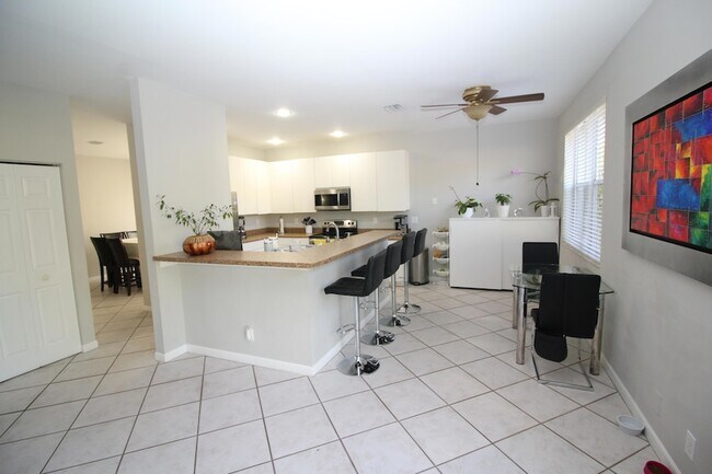 Photo - 1396 Banyan Way