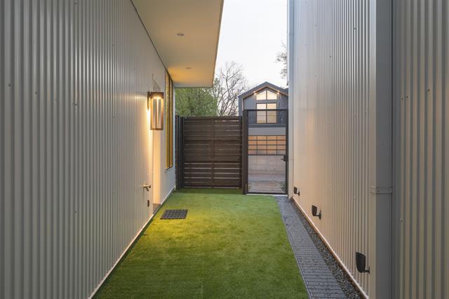 Photo - 2422 N Carroll Ave Unit 2