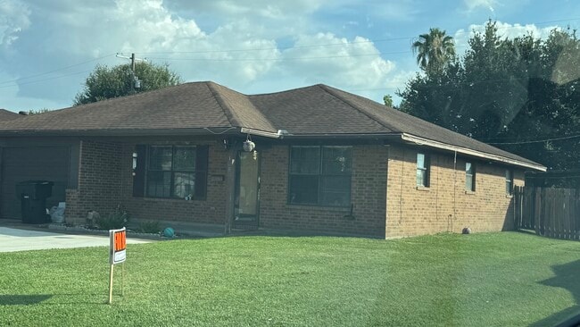 Building Photo - 108 S 2nd 1/2 St Rental
