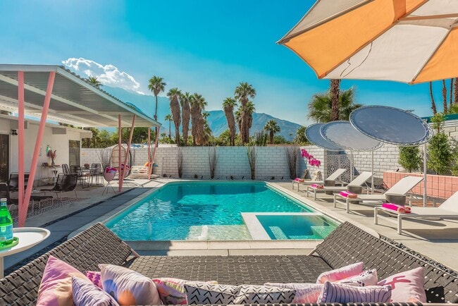 Retro Chic Oasis Saltwater Pool, Spa & Mnt... - Retro Chic Oasis Saltwater Pool, Spa & Mnt... House