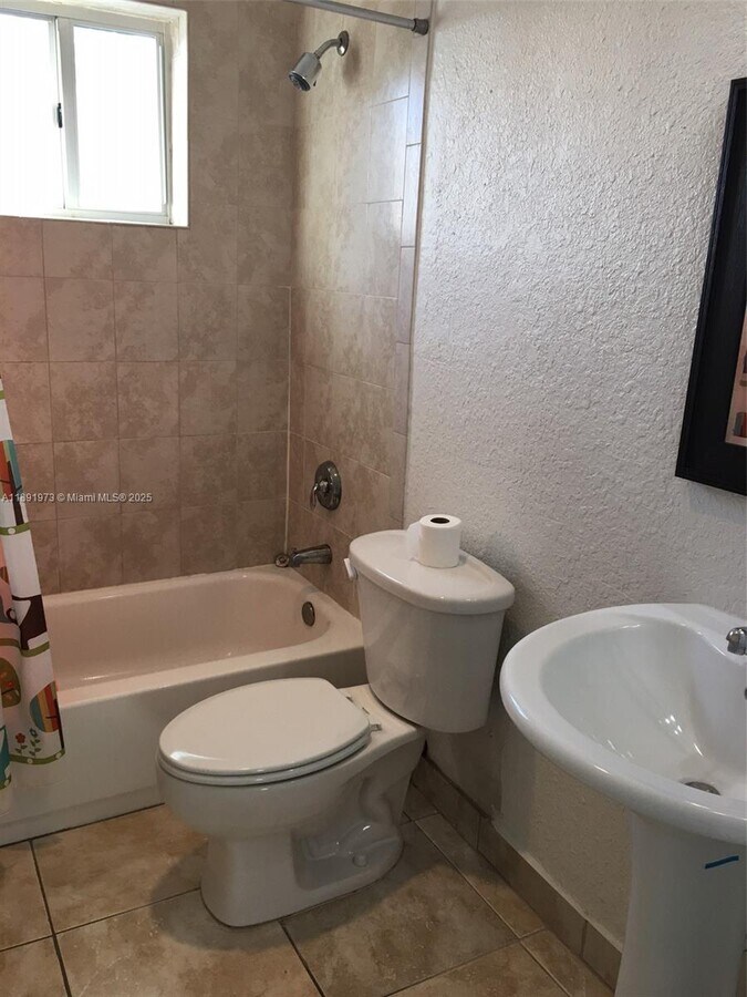 Photo - 458 SW 10th St Unidad 5