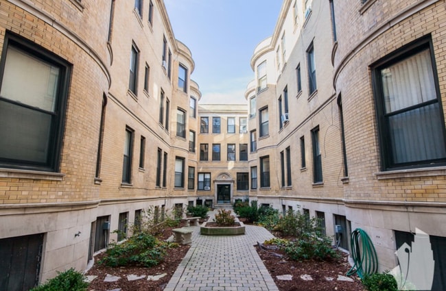 Building Photo - 1220 N Dearborn St Unit 1216B3