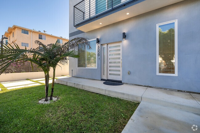 Entrada principal - 4550 W 18th St