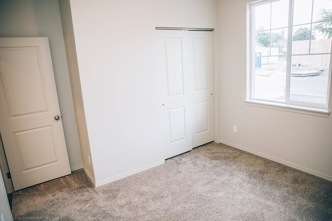 Photo - 302 S Marigold Ln